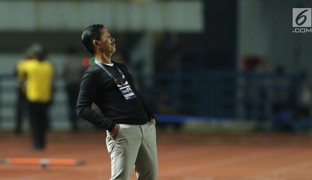 Pelatih PSMS Medan,, Djajang Nurdjaman saat memimpin laga melawan PSM Makassar di penyisihan grup A Piala Presiden 2018 di Stadion GBLA, Bandung, Selasa (16/1). PSMS unggul 2-1. (Liputan6.com/Helmi Fithriansyah)