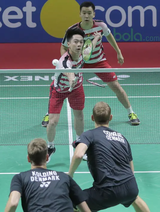 Aksi Kevin Sanjaya mengembalikan kok ke pasangan Denmark, Mads Conrad/Mads Pieler pada perempat final Indonesia Open 2018 di Istora Senayan, Jakarta, (6/6/2018). Kevin/Marcus menang 20-22, 22-20, 21-18. (Bola.com/Nick Hanoatubun)