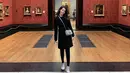Melalui akun Instagram pribadinya, Velove Vexia kerap membagikan beberapa kegiatannya. Bahkan, gaya kasual Velove saat berkunjung ke subuah museum menggunakan outfit serba hitam ini banjir pujian. (Liputan6.com/IG/@vaelovexia)