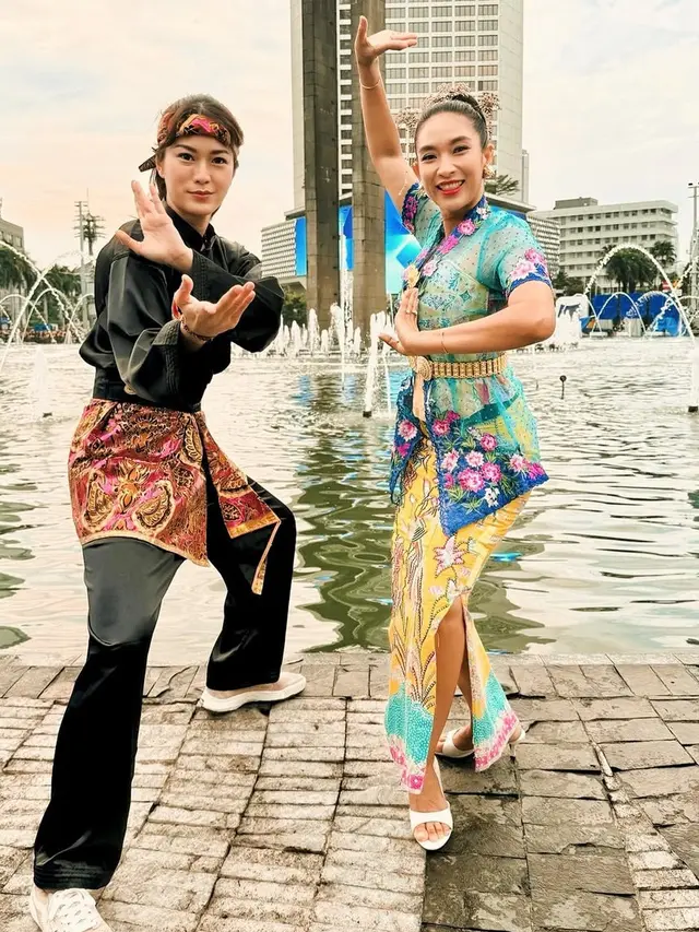 Happy Salma  saat Tampil di CFD Bundaran HI mengenakan kebaya.