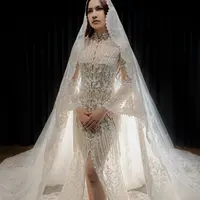 Menjelang resepsi, Mahalini mengenakan bridal robe rancangan desainer wedding kenamaan tanah air Monica Ivena. Bridal robe-nya hadir dengan detail lengan ruffle yang tebal dan kerudung sepanjang 4 meter yang dramatis. Setiap detail jahitan dan manik-manik oleh tangan ini terinspirasi oleh lagu-lagu hits Mahalini sendiri. [@axioo]