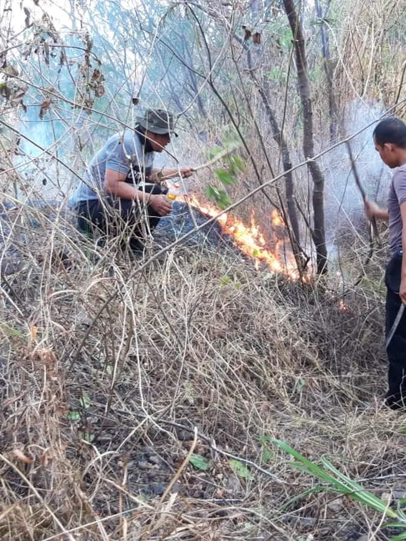 Gabungan anggota TNI dan Polisi dari Polsek Tarogong Kaler, bersigap memadamkan titik api dalam kebakaran hutan di kaki Hutan Gunung Guntur Beberapa waktu lalu
