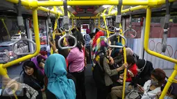 Penumpang wanita saat naik bus Transjakarta, Selasa (8/9/2015). PT Transportasi Jakarta (Transjakarta) telah membentuk Tim Pengamanan Operasional untuk mengatasi kejahatan dan pelecehan seksual guna memberi rasa aman penumpang.(Liputan6.com/Faizal Fanani)