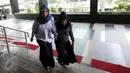 Aktris Inneke Koesherawati ditemani seorang kerabatnya mendatangi Gedung KPK, Jakarta, Kamis (29/12). Inneke Koesherawati datang untuk meminta izin menjenguk suaminya, Fahmi Darmawansyah yang ditahan di Rutan Guntur. (Liputan6.com/Helmi Afandi)
