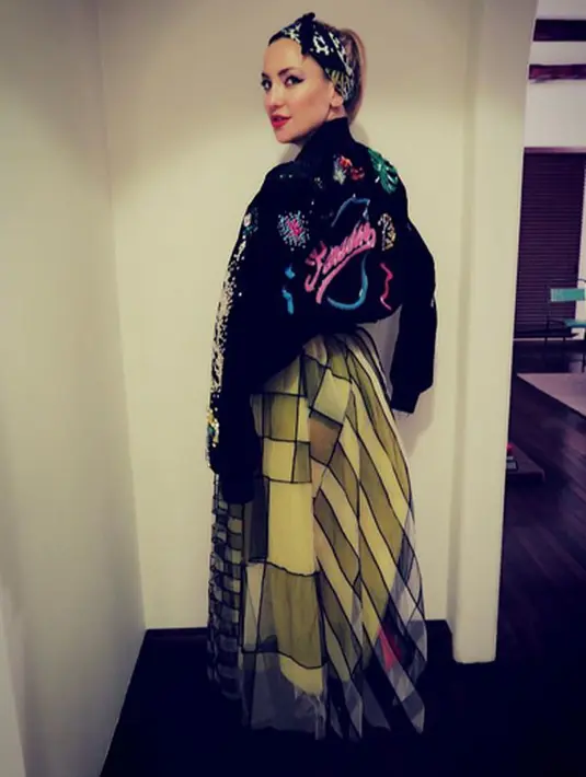 Awal kabar perceraian antara Brad Pitt dan Angelina Jolie, disiarkan Pitt tidak akan memikirkan kehidupan cintanya dengan wanita lain. Ia hanya fokus terhadap pekerjaan dan kebahagiaan anak-anaknya. (Instagram/katehudson)