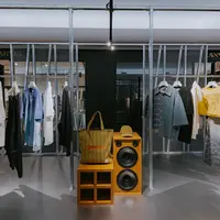 Kabar baik datang dari Lanvin. Brand asal Paris ini berkolaborasi bersama musisi dan produser ikonik kelahiran Atlanta. Kolaborasi ini memperkenalkan koleksinya untuk Lanvin Lab, yang dicirikan oleh kekuatan dan pernyataan gaya yang spesial. [ Foto dok Lanvin ]
