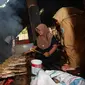 Proses pengasapan ikan dan pengolahan petis ikan secara tradisional. (istimewa)