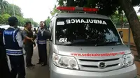 Petugas dan sopir ambulans adu mulut saat razia parkir liar (Dian Kurniawan/Liputan6.com)