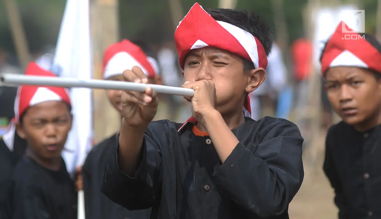 Siswa Sekolah Dasar (SD) mengikuti lomba permainan tradisional di Lapangan Plaza Pemkab Bekasi, Kamis (15/8/2019). Kegiatan yang diikuti perwakilan SD dari 24 Kecamatan se-Kabupaten Bekasi ini dalam rangka menyambut HUT ke-69 Kabupaten Bekasi dan HUT ke-74 RI. (merdeka.com/Arie Basuki)