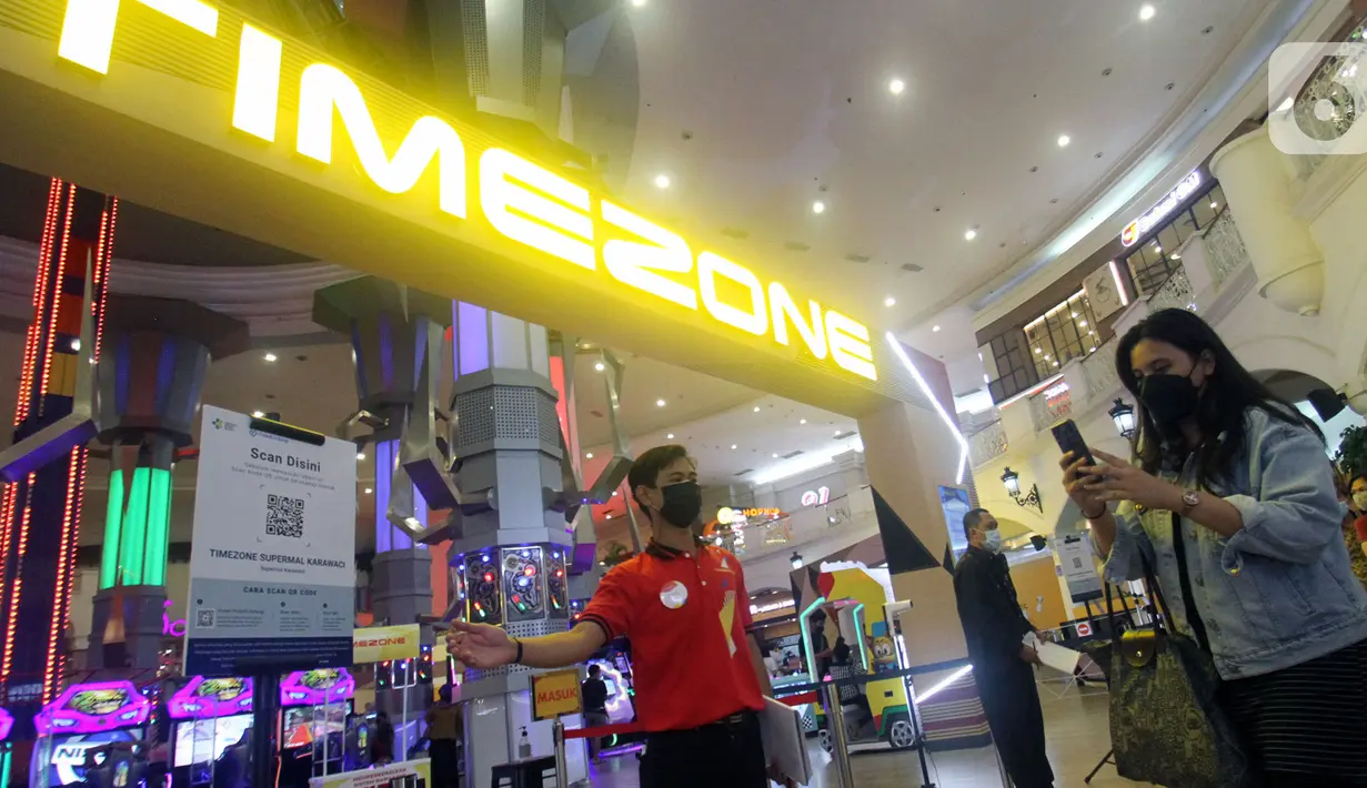 Pengunjung melakukan scan barcode Peduli Lindungi di Timezone Supermal Karawaci, Tangerang, Jumat (19/11/2021). Timezone yang merupakan hiburan keluarga aman dan nyaman serta memiliki 73 venue di beberapa wilayah di Indonesia menerapan protokol kesehatan yang sama. (Liputan6.com/Fery Pradolo)