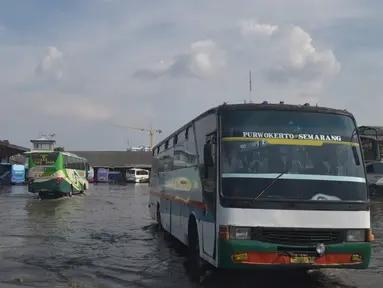 Banjir akibat air laut pasang atau rob yang menggenangi Terminal Terboyo di Semarang, Minggu (15/5/2016). Banjir rob tersebut mengakibatkan penumpang memilih turun di luar terminal, sehingga aktivitas di dalam terminal lumpuh. (Foto: Gholib)