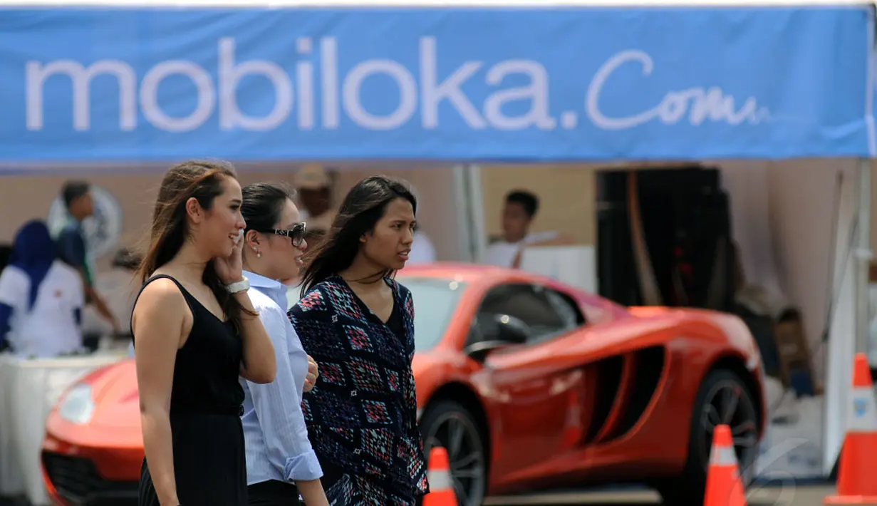 Sejumlah pasang mata menyaksikan aksi para penggemar kendaraan mewah beradu kemampuan di ajang Supercar Experience di Jakarta, Sabtu (1/11/2014). (Liputan6.com/Faizal Fanani)