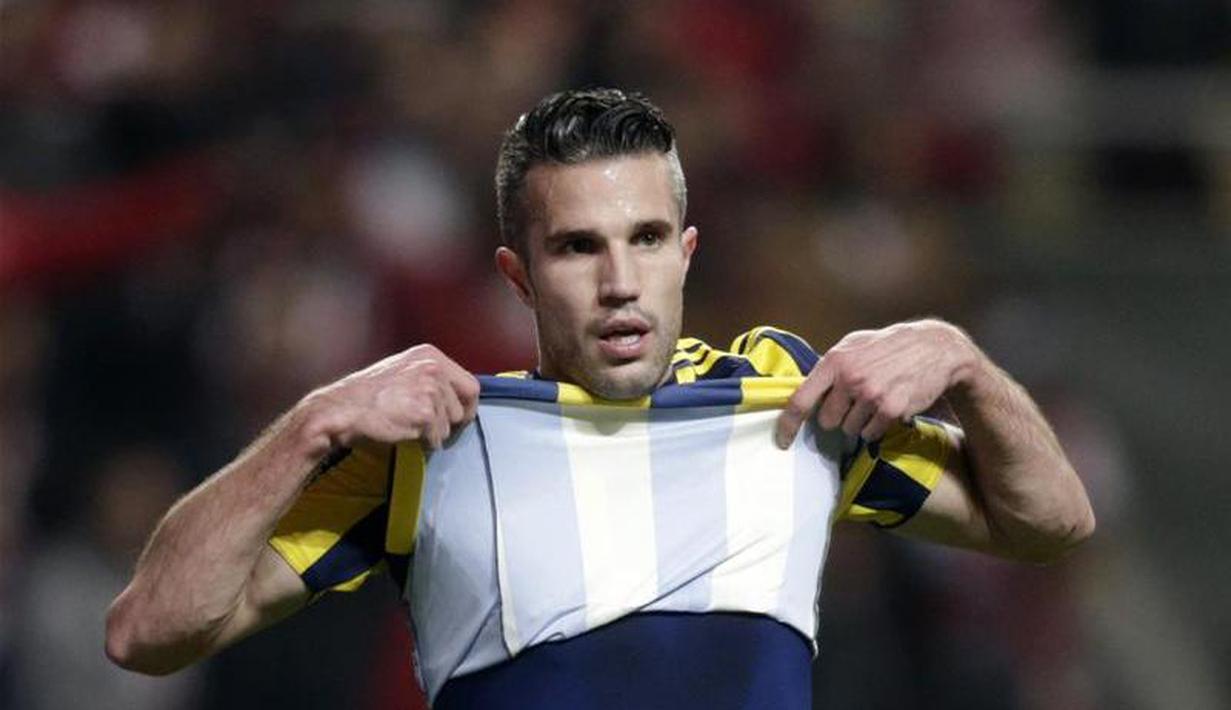 Robin van Persie didatangkan Fenerbahce dari Manchester United pada tahun 2015 dan telah mencetak 22 gol dalam 48 pertandingan. (www.squawka.com)