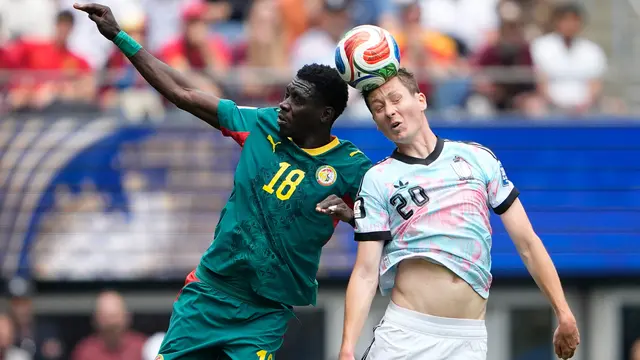 Pemain Senegal Ismaila Sarr (18) dan pemain Belgia Hans Vanaken (20)