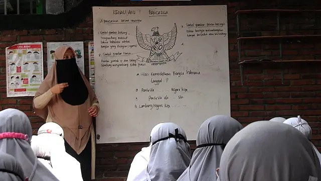 Santriwati di Pesantren Tunarungu Darul A’Shom di Yogyakarta