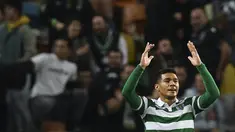 Teofilo Gutierrez, penyerang Sporting Lisbon melakukan selebrasi usai mencetak gol dengan mengambil vanishing spray milik wasit pada pertandingan melawan Besiktas di Liga Europa, Jum'at (11/12/2015) dini hari WIB. Karena selebrasinya itu, ia diganjar...