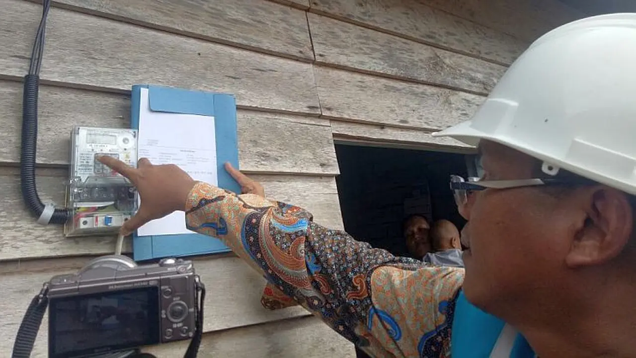 PT PLN (Persero) resmi melistriki 13 desa di Kabupaten Natuna, Kepulauan Riau, Selasa (29/5/2018). (Nurseffi/Liputan6.com)