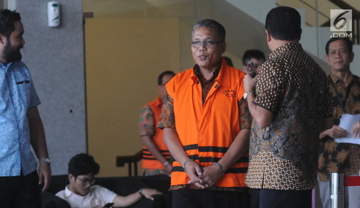 Pejabat Pembuat Komitmen (PPK) SPAM Lampung Anggiat Partunggal Nahot usai menandatangani P21 di Gedung KPK, Jakarta, Jumat (26/4). Anggiat akan menjalani sidang perdana Mei mendatang terkait kasus suap sejumlah proyek pembangunan SPAM ta 2017-2018 di Kementerian PUPR. (merdeka.com/Dwi Narwoko)
