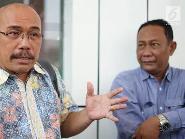 Pengguna KRL Commuter Line, Azas Tigor Nainggolan, menyampaikan keterangan saat mendaftarkan gugatan terhadap PT PLN (Persero) terkait mati listrik massal beberapa waktu lalu di PN Jakarta Selatan, Rabu (21/8/2019). Tigor meminta hakim menyatakan PLN bersalah. (Liputan6.com/Immanuel Antonius)