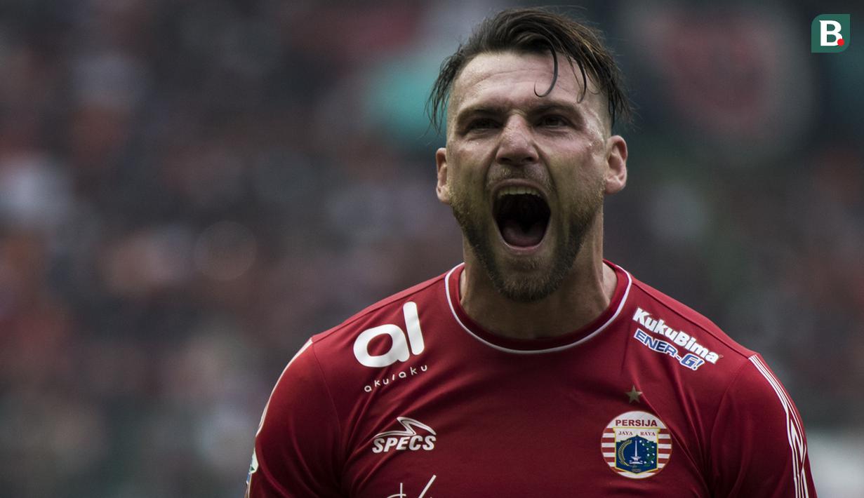 Striker Persija Jakarta, Marko Simic, merayakan gol yang dicetaknya ke gawang Barito Putera pada laga Liga 1 di Stadion Patriot, Jawa Barat, Selasa (30/10). Persija menang 3-0 atas Barito. (Bola.com/Vitalis Yogi Trisna)