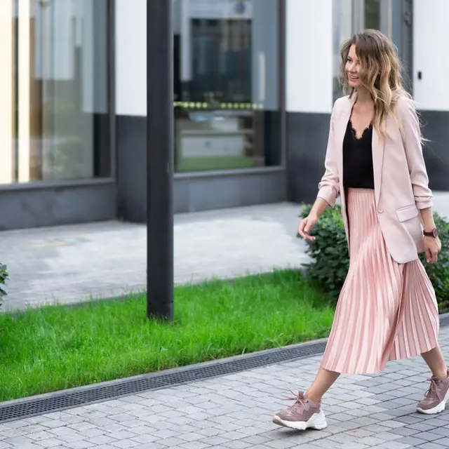 Bingung Mau Pilih Rok atau Celana? Pahami Dulu Kelebihan dan Keuntungan Keduanya