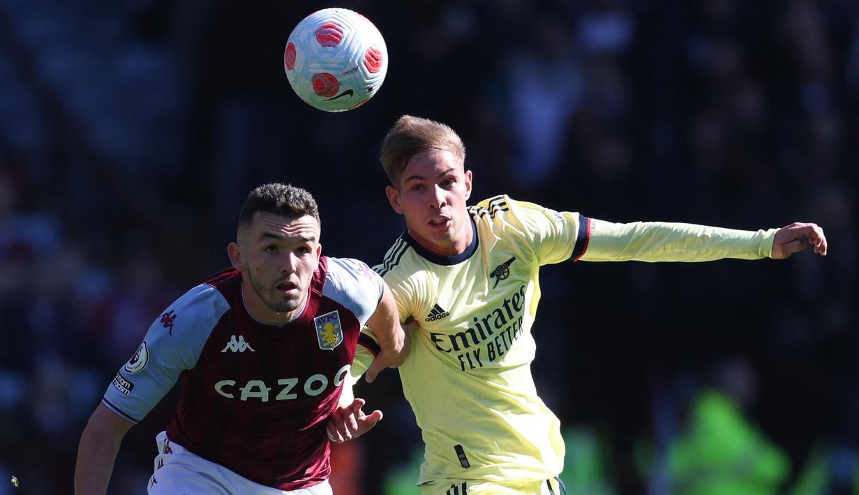 The Gunners bermain agresif sejak dimulainya babak pertama. Mereka mampu beberapa kali menciptakan peluang emas, salah satunya lewat Emile Smith Rowe (kanan) pada menit ke-18. Sayang, tembakan kaki kirinya belum mampu menggetarkan jala gawang yang dikawal Emiliano Martinez. (AFP/Adrian Dennis)