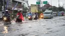Pengendara motor berusaha menghindari banjir yang menggenangi Jalan Arif Rahman Hakim di Depok, Jawa Barat, Senin (18/5/2020). Sistem drainase buruk menjadi penyebab utama kawasan tersebut selalu tergenang banjir setiap hujan deras. (Liputan6.com/Immanuel Antonius)