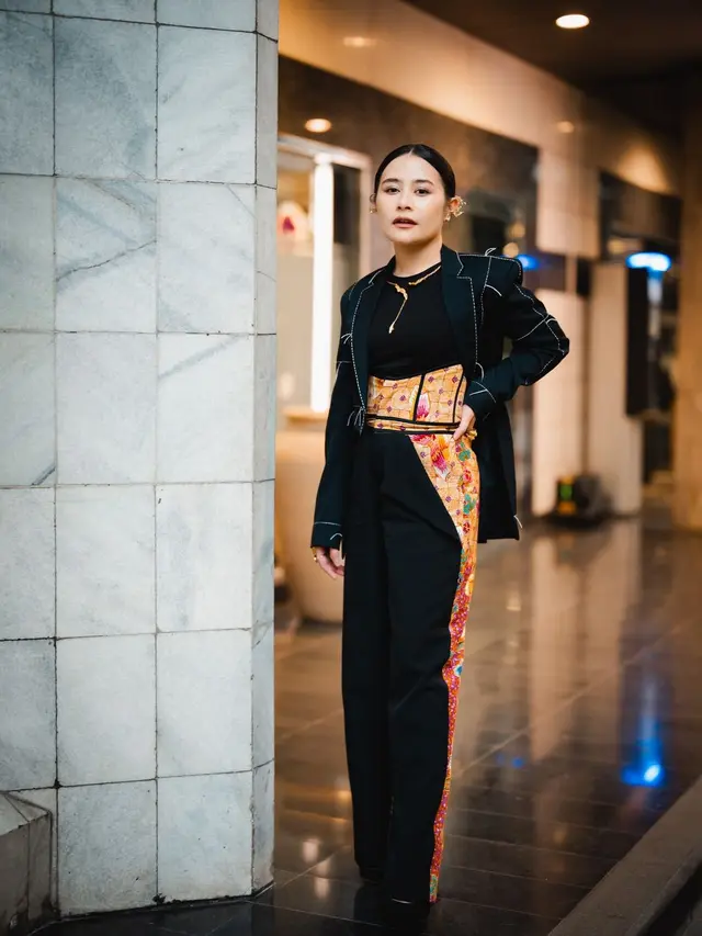 6 Inspirasi Mix & Match Corset Batik ala Yasmin Napper hingga Prilly Latuconsina