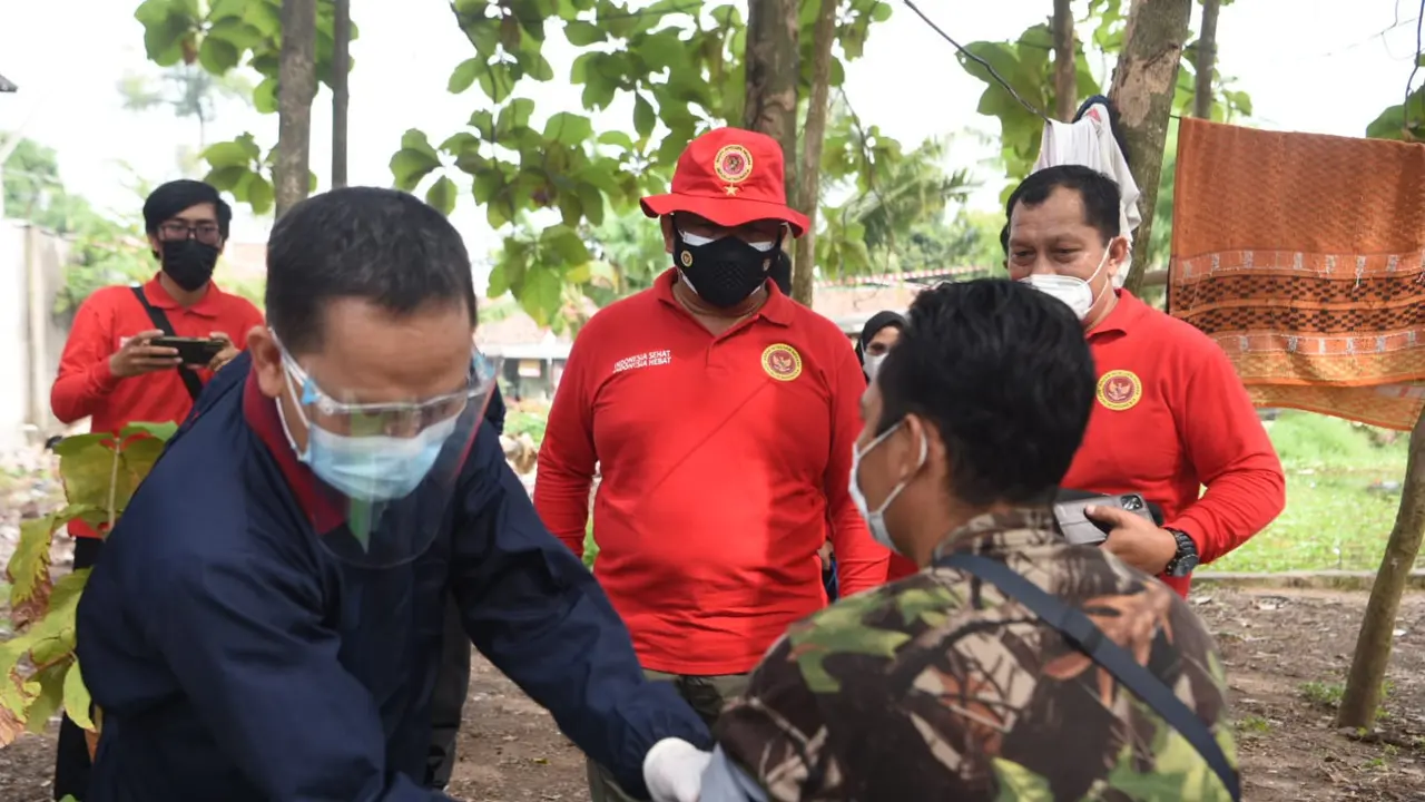 Kepala Badan Intelijen Daerah (Kabinda) Banten Brigjen TNI Cahyono Cahya Angkasa meninjau langsung penyelenggaraan vaksinasi door to door