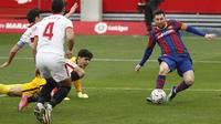 Pada menit ke-86, pasukan Ronald Koeman bisa menambah gol melalui sepakan kaki kanan Lionel Messi yang mengecoh barisan pertahanan Sevilla. (Foto: AP/Angel Fernandez)