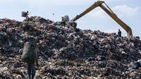 Seorang pemulung mengumpulkan barang-barang bekas seperti plastik di Tempat Pembuangan Akhir (TPA) Cipeucang, Tangerang Selatan, Banten, pada 2 September 2025 (Kristianto Purnomo/AFP)