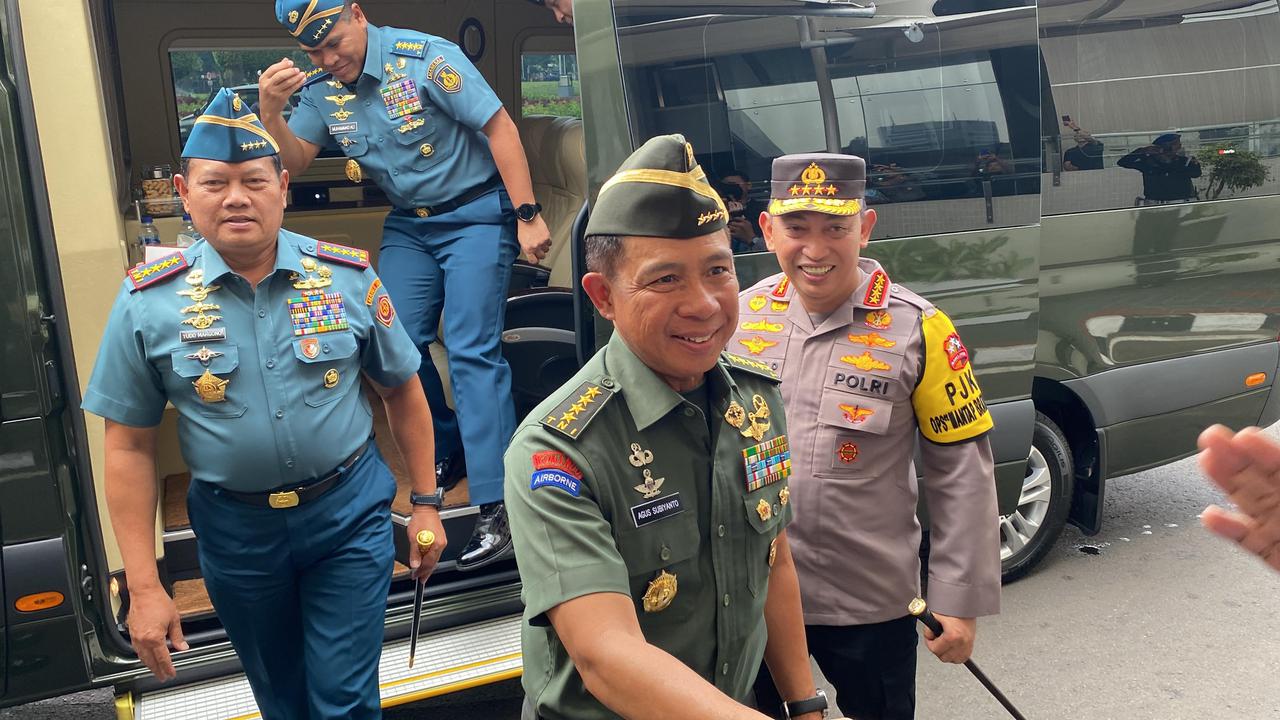 Calon Panglima TNI Agus Subiyanto di gedung DPR, Senin (13/11/2023).