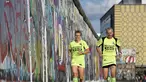 Martina Schliep (kiri) dan Gaston Pruefer berlari di sisi timur Tembok Berlin, Jerman, (11/8/2014). (AFP PHOTO/Tobias Schwarz)