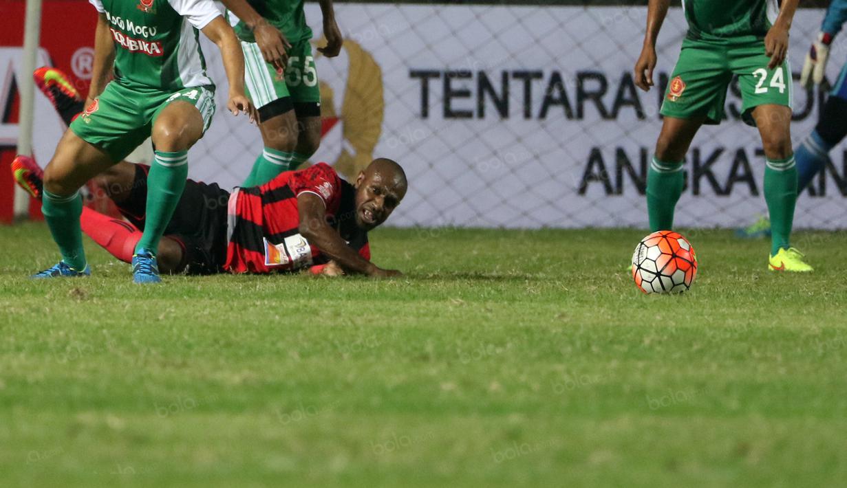 Boaz Solossa terjatuh saat dihadang para pemain PS TNI pada laga Torabika SC 2016 di Stadion Pakansari, Bogor, Minggu (19/6/2016). Persipura Menang 3-1. (Bola.com/Nicklas Hanoatubun)