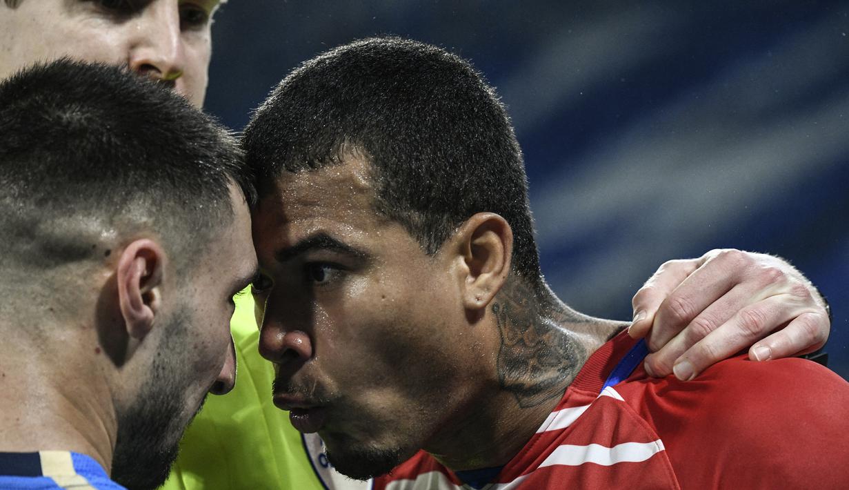 Gelandang Granada, Kenedy (kanan) adu mulut dengan gelandang Napoli Matteo Politano dalam pertandingan leg kedua Liga Europa, Kamis (25/2/2021). (Foto: AFP/Filippo Monteforte)