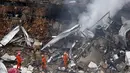  Petugas kebakaran menyemprotkan air ke arah reruntuhan bangunan yang masih terbakar  ledakan yang terjadi Rio de Janeiro, Brasil, Senin (19/10/2015). Ledakan diduga berasal dari kebocoran gas sebuah bangunan. (REUTERS/Pilar Olivares)