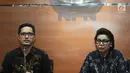 Wakil Ketua KPK Basaria Panjaitan (kanan) bersama Juru Bicara KPK Febri Diansyah (kiri) memberi keterangan terkait operasi tangkap tangan (OTT) Kabupaten Bengkayang di Gedung KPK, Jakarta, Rabu (4/9/2019). Selain barang bukti uang, KPK juga menyita HP dan buku tabungan. (Merdeka.com/Dwi Narwoko)