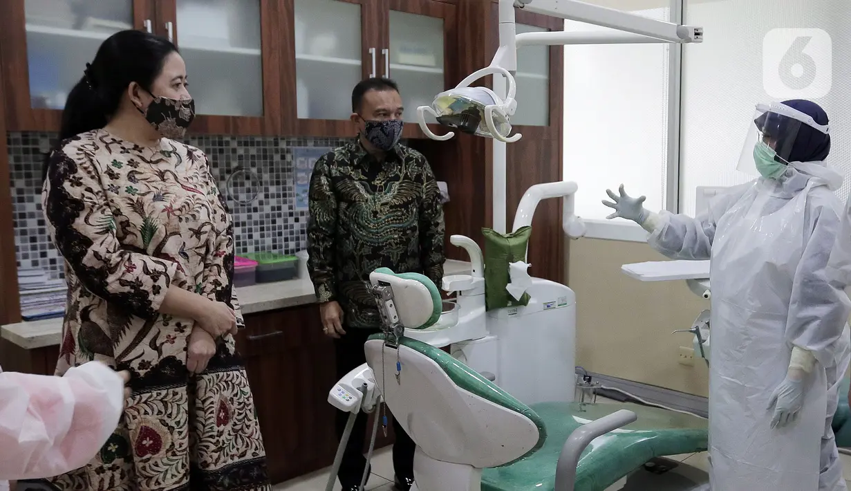 Ketua DPR Puan Maharani (kiri) mengunjungi Bagian Pelayanan Kesehatan DPR RI saat memberikan bantuan ventilator dari pimpinan DPR, Jakarta, Selasa (16/6/2020). Bantuan tersebut untuk mengantisipasi jika ada pegawai atau anggota DPR yang teriindikasi COVID-19. (Liputan6.com/Johan Tallo)