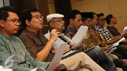 Aktivis koalisi masyarakat sipil membacakan komunike bersama revisi UU anti terorisme di Jakarta, Kamis (8/12). Mereka menilai revisi UU No 15 tahun 2003 tetap harus berpijak pada mekanisme criminal justice system model. (Liputan6.com/Helmi Fithriansyah)