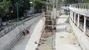 Aktivitas pekerja di proyek pembangunan lintas bawah atau underpass Mampang Prapatan-Kuningan, Jakarta, Minggu (18/3). Targetnya, April nanti akan dilakukan uji coba selama satu minggu sebelum betul-betul dioperasikan. (Liputan6.com/Faizal Fanani)