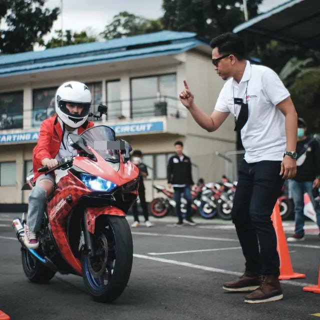 Gemar Touring, Ini 6 Potret Sintya Marisca saat Keliling Naik Motor