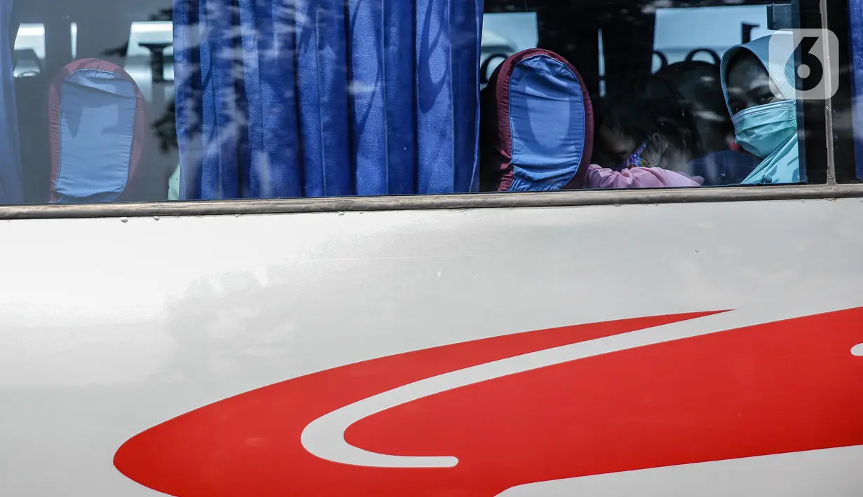Penumpang duduk dalam bus antarkota antarprovinsi (AKAP) menunggu keberangkatan di Terminal Kalideres, Jakarta, Senin (26/4/2021). Pemerintah memperpanjang masa larangan mudik Lebaran yaitu mulai dari 22 April hingga 24 Mei 2021. (Liputan6.com/Faizal Fanani)