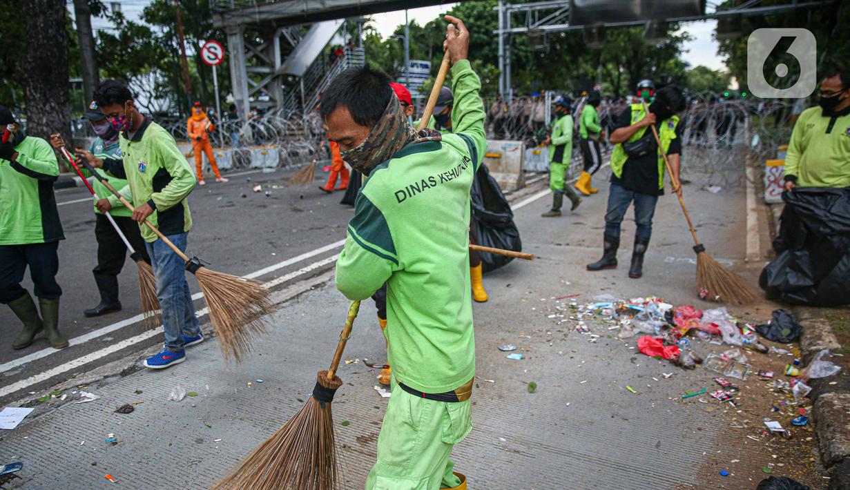 FOTO Aksi Cepat Petugas Kebersihan Bersihkan Sisa Sampah 