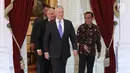 Menteri Pertahanan (Menhan) Amerika Serikat (AS) James Mattis (kiri depan) berjalan saat akan bertemu Presiden Jokowi di Istana Merdeka, Jakarta, Selasa (23/1).  Pertemuan membahas sejumlah isu. (Liputan6.com/Angga Yuniar)