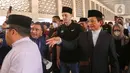 Bintang sepak bola asal Jerman, Mesut Ozil bersama Imam Besar Masjid Istiqlal Nassaruddin Umar saat berada di koridor Masjid Istiqlal, Jakarta, Jumat (27/5/2022). Mesut Ozil menunaikan Sholat Jumat di Masjid Istiqlal hari ini 27 Mei 2022. Ozil memang sangat mengagumi Masjid Istiqlal. (Liputan6.com/Herman Zakharia)