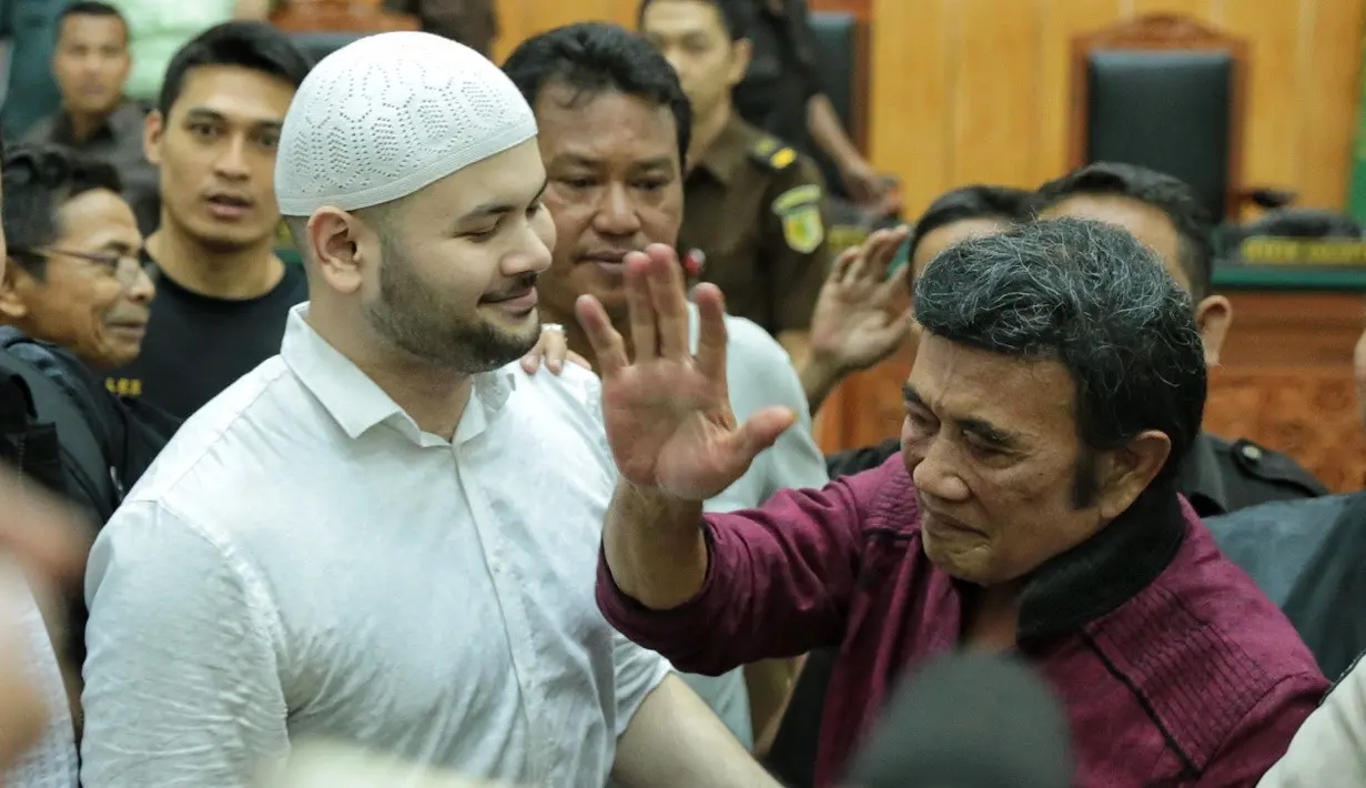 Ridho Rhoma ditangkap pihak kepolisian Polres Metro Jakarta Barat 25 Maret 2017. Ridho memiliki narkotika jenis sabu seberat 0,7 gram dan dianggap bersalah. Ridho menerima vonis, sedangkan kuasa hukumnya masih pikir-pikir. (Adrian Putra/Bintang.com)