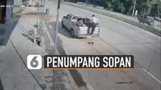 Entah apa yang ia pikirkan, ia melepas sandalnya ketika naik.