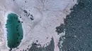 Foto udara pada 3 Juli 2020 di atas gletser Presena dekat Pellizzano, Italia menunjukkan salju berwarna pink atau merah muda. Perubahan warna ini diketahui karena adanya tumbuhan alga di kawasan itu yang membuat warna salju menjadi lebih gelap. (Photo by Miguel MEDINA / AFP)