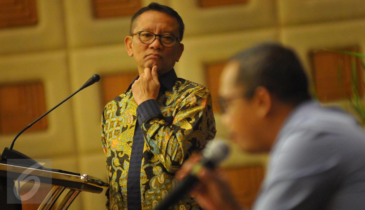 Dirjen Pajak Ken Dwijugiasteadi menggelar dialog perpajakan bersama para pemuka agama di Jakarta, Rabu (22/2). Ada sekitar 150 peserta dari perwakilan pemuka agama Hindu, Budha dan Khonghucu yang ikut dalam dialog tersebut. (Liputan6.com/Angga Yuniar)