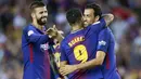 Para pemain Barcelona merayakan gol yang dicetak Sergio Busquets ke gawang Chapecoense  pada laga trofi Joan Gamper di Stadion Camp Nou, Barcelona, Senin (7/8/2017). Barcelona menang 5-0 atas Chapecoense. (AP/Manu Fernandez)